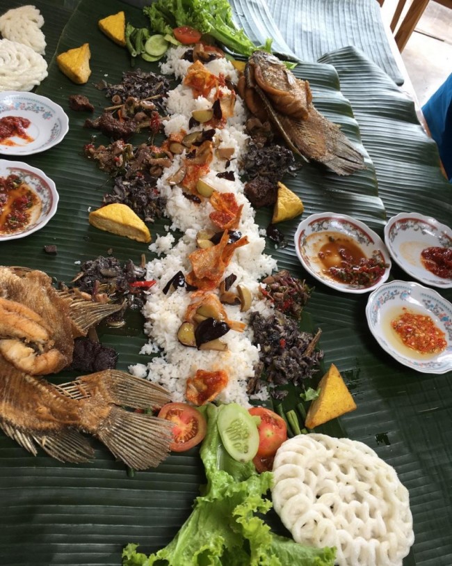 9 Restoran yang Menyajikan Nasi Liwet Kekinian Langsung di 