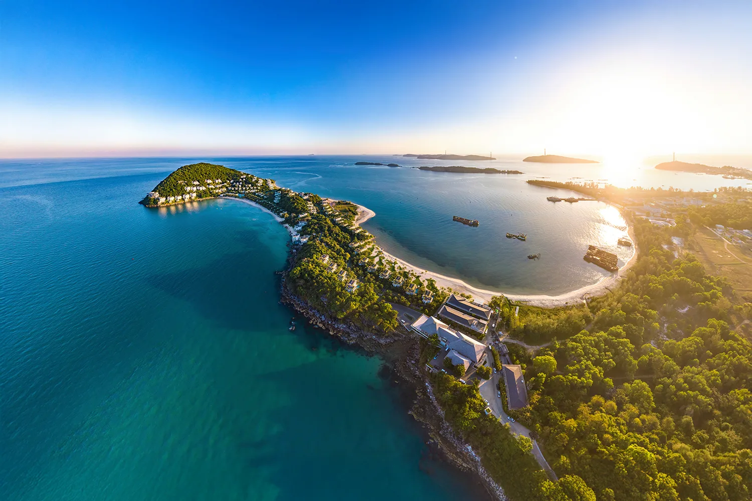 Traveloka hero banner