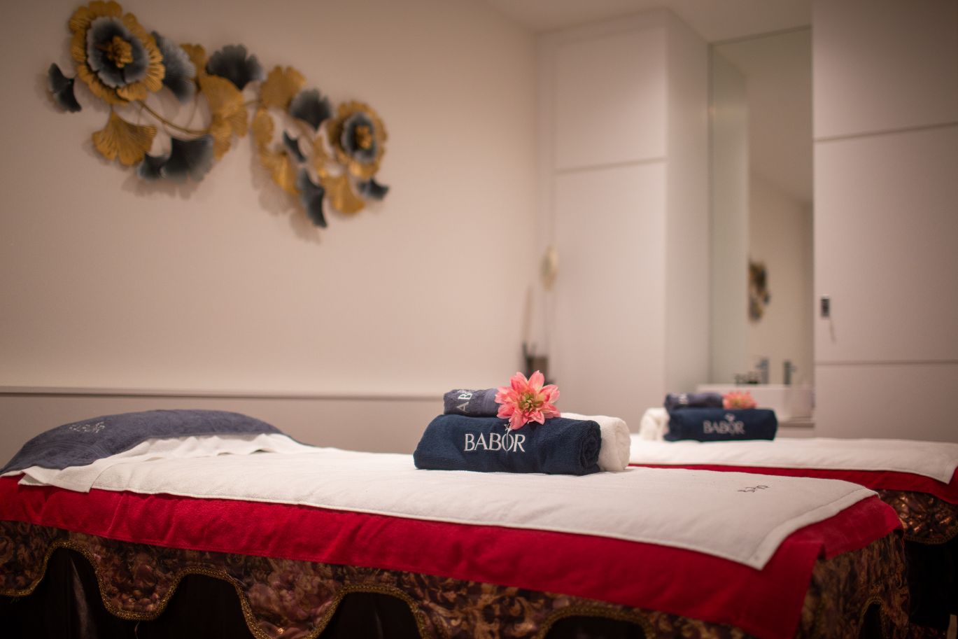 75 min Hydra Jet Facial for 1 person (1 session)