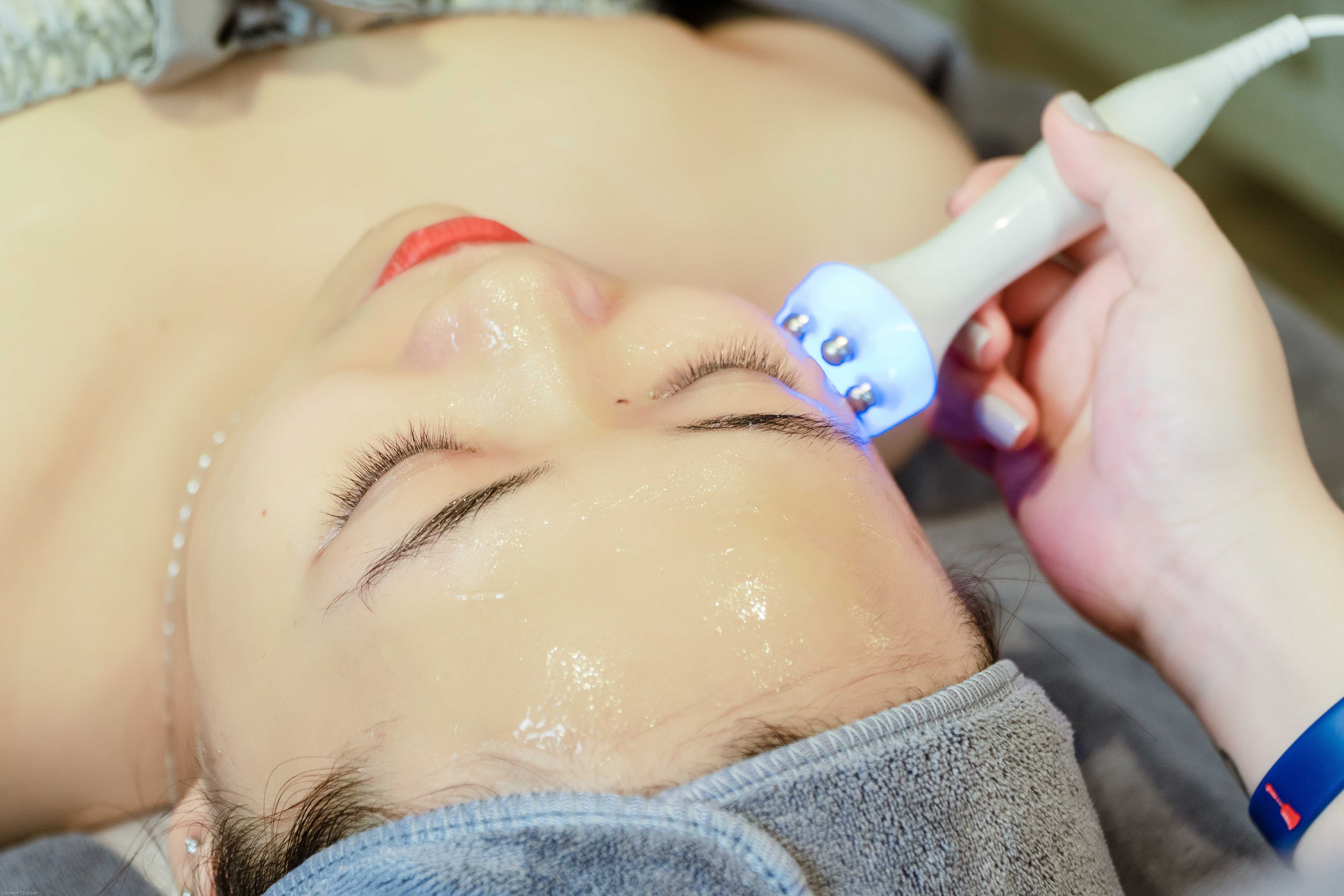 75-min Hydro-lifting facial with complimentary ampoule top-up