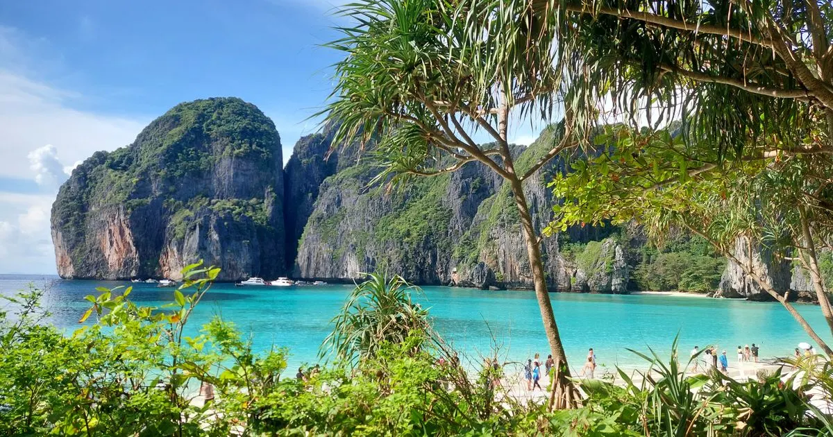 Planning a Thailand trip from Singapore: Bangkok temples, Phuket beaches, Chiang Mai old city, and longtail boats in Krabi